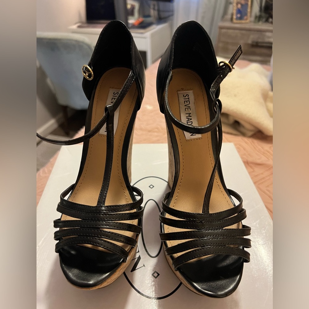 Wedged shoes